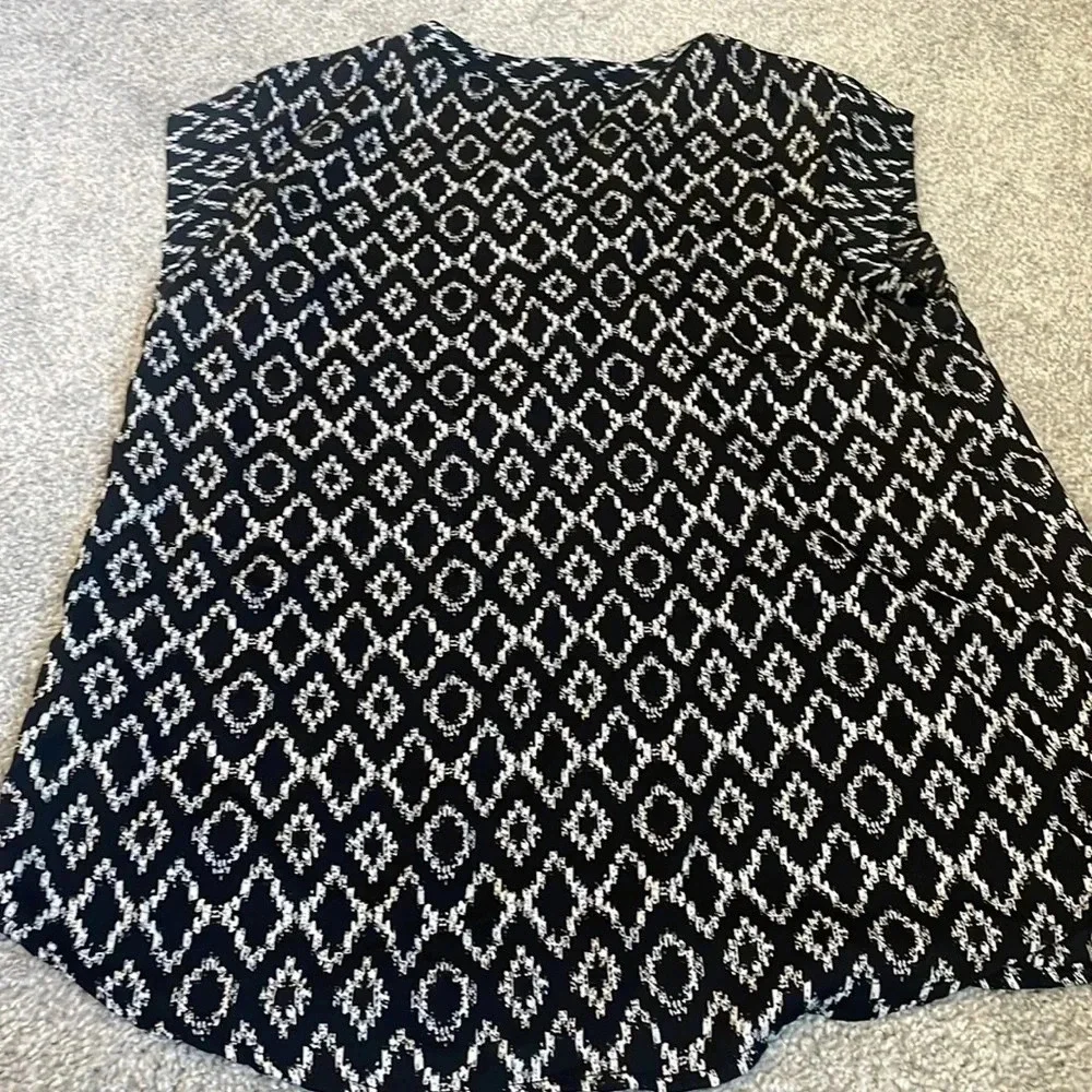Hilary Radley Medium black and white blouse